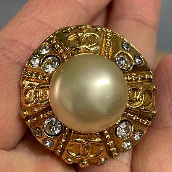 Vintage Chanel clip on earrings - Picture 5 of 7